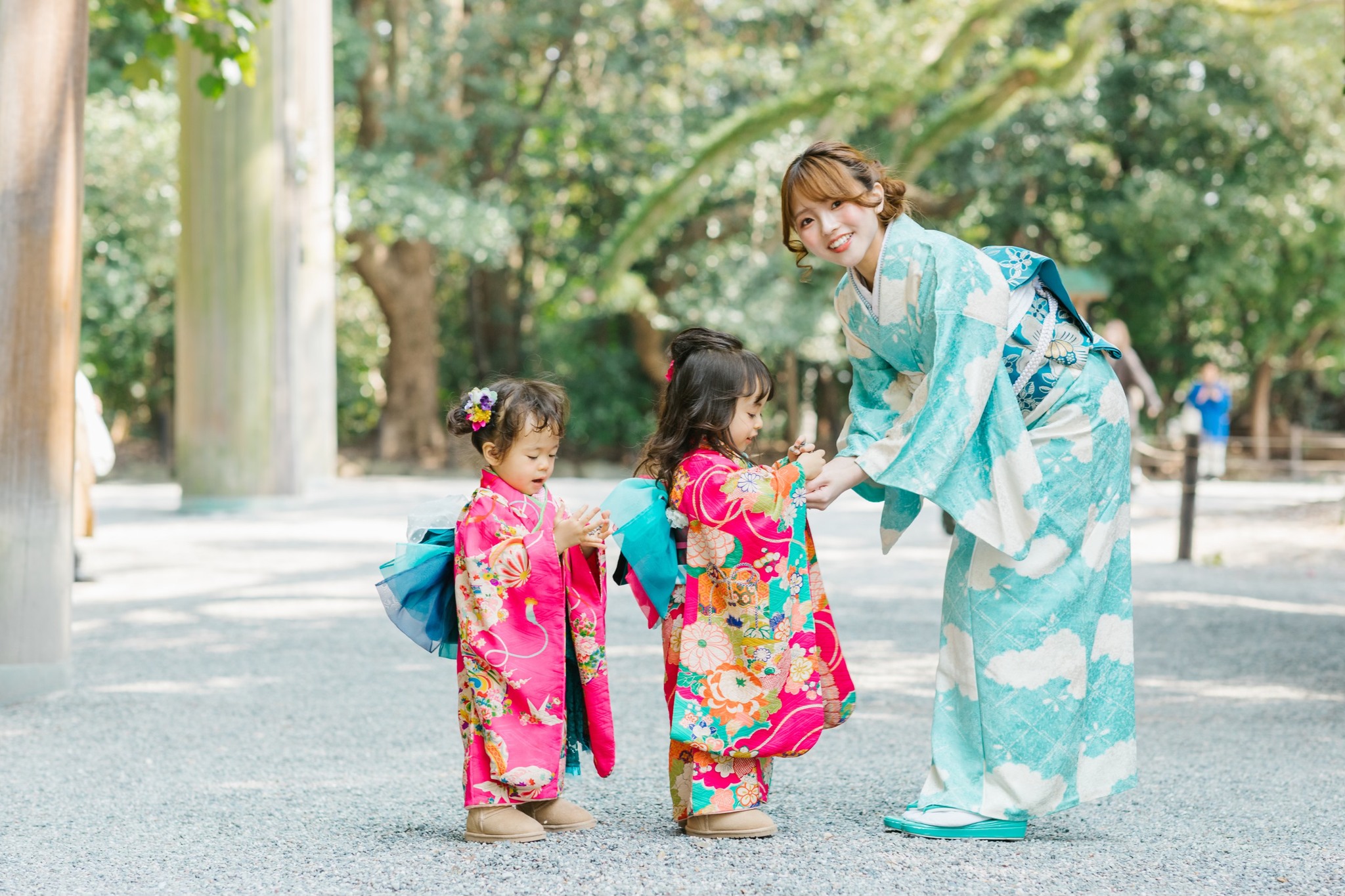 名古屋の神社へ七五三参りする親子　着物の姉妹とママ