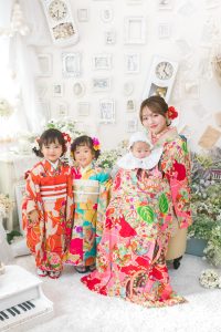 母と姉妹で七五三家族写真