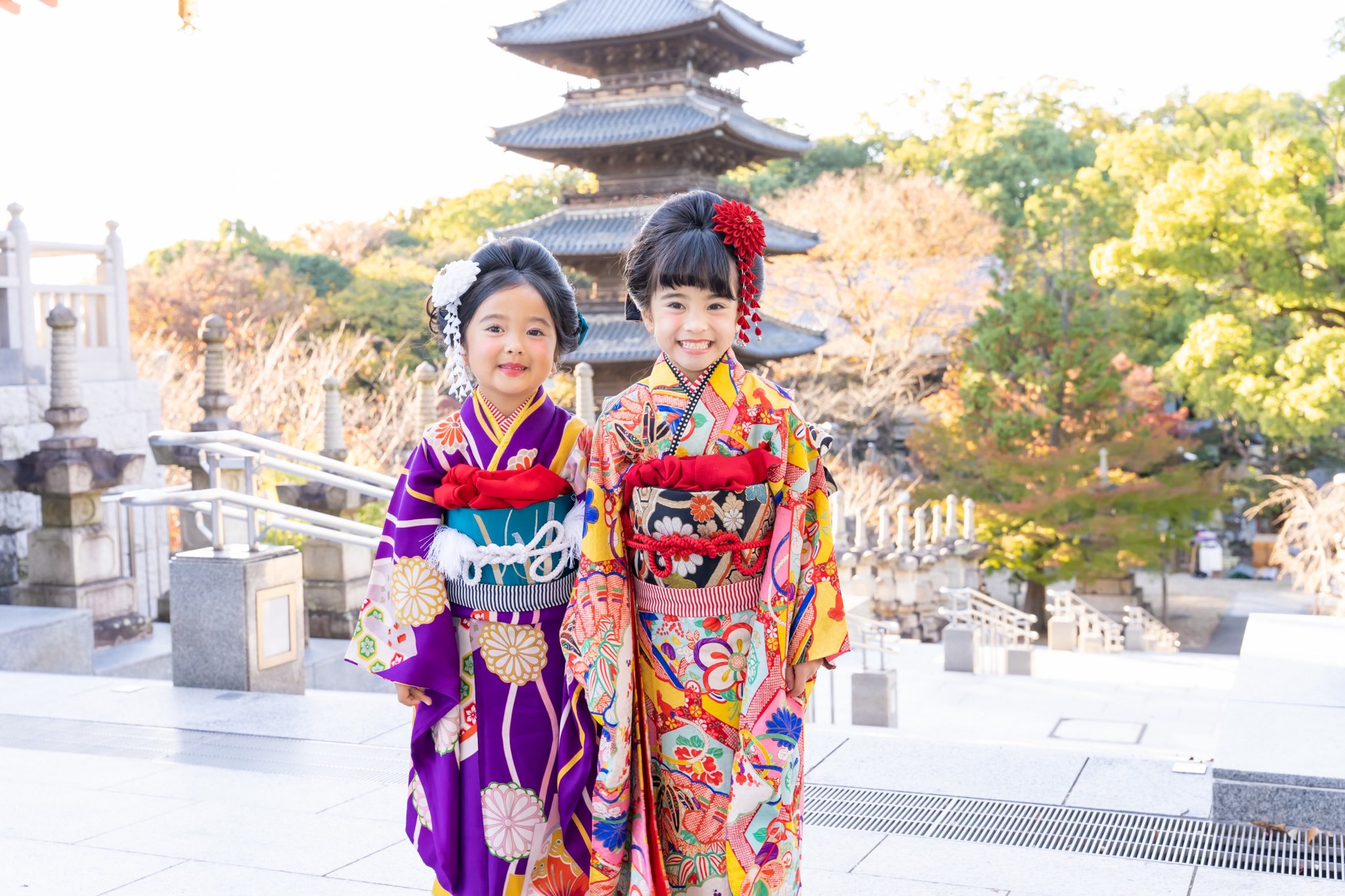 名古屋市昭和区の興正寺で七五三参りする着物の姉妹