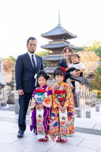 八事山興正寺で七五三家族写真