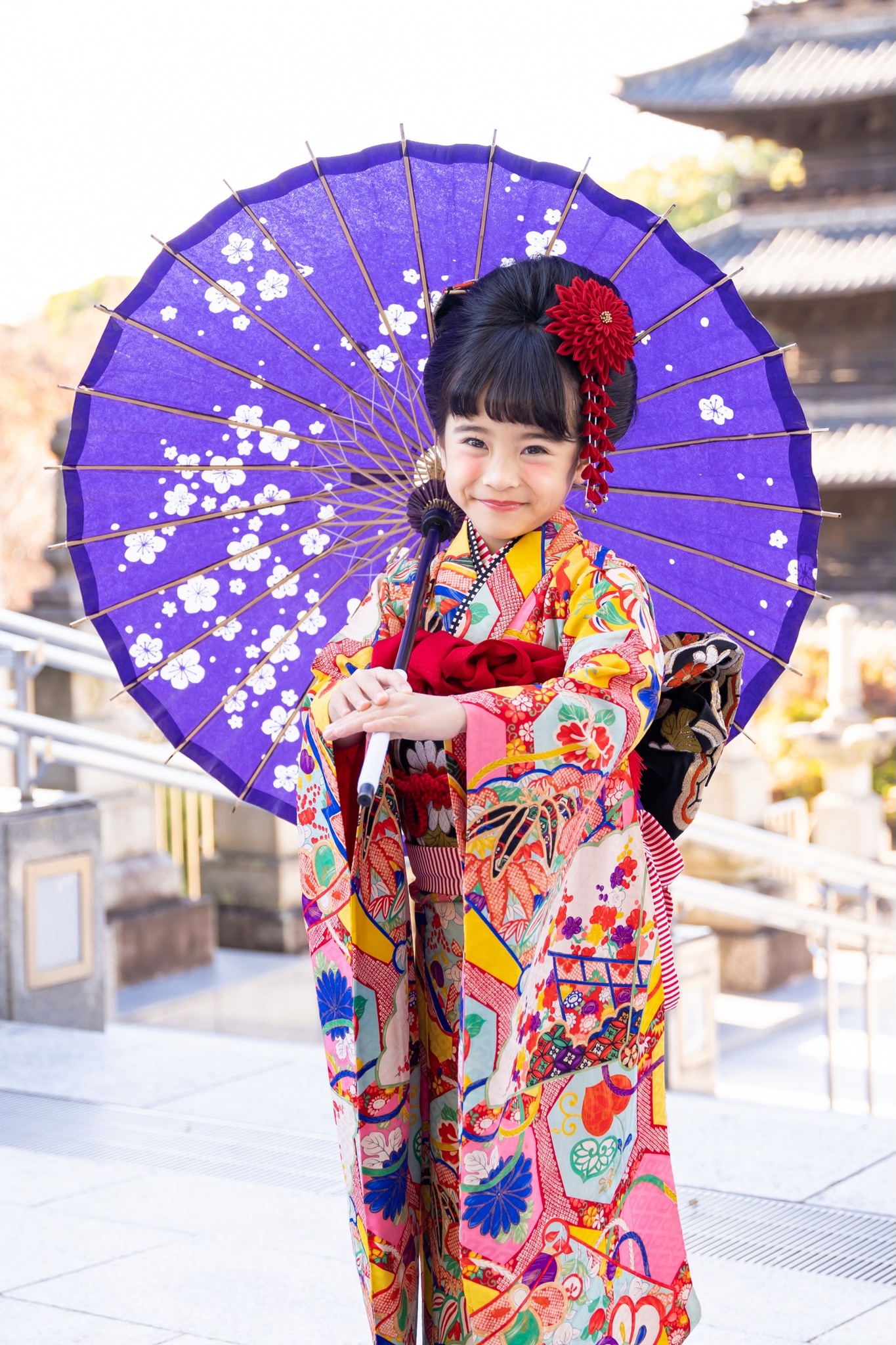 七五三の7歳女児が和傘を持って