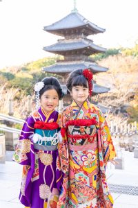 八事興正寺ロケーションフォトで姉と妹の七五三兄弟写真実例