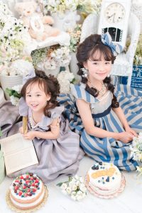 名古屋のフォトスタジオで姉妹の七五三ドレスフォト