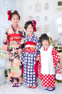 三姉妹の着物で七五三兄弟写真実例