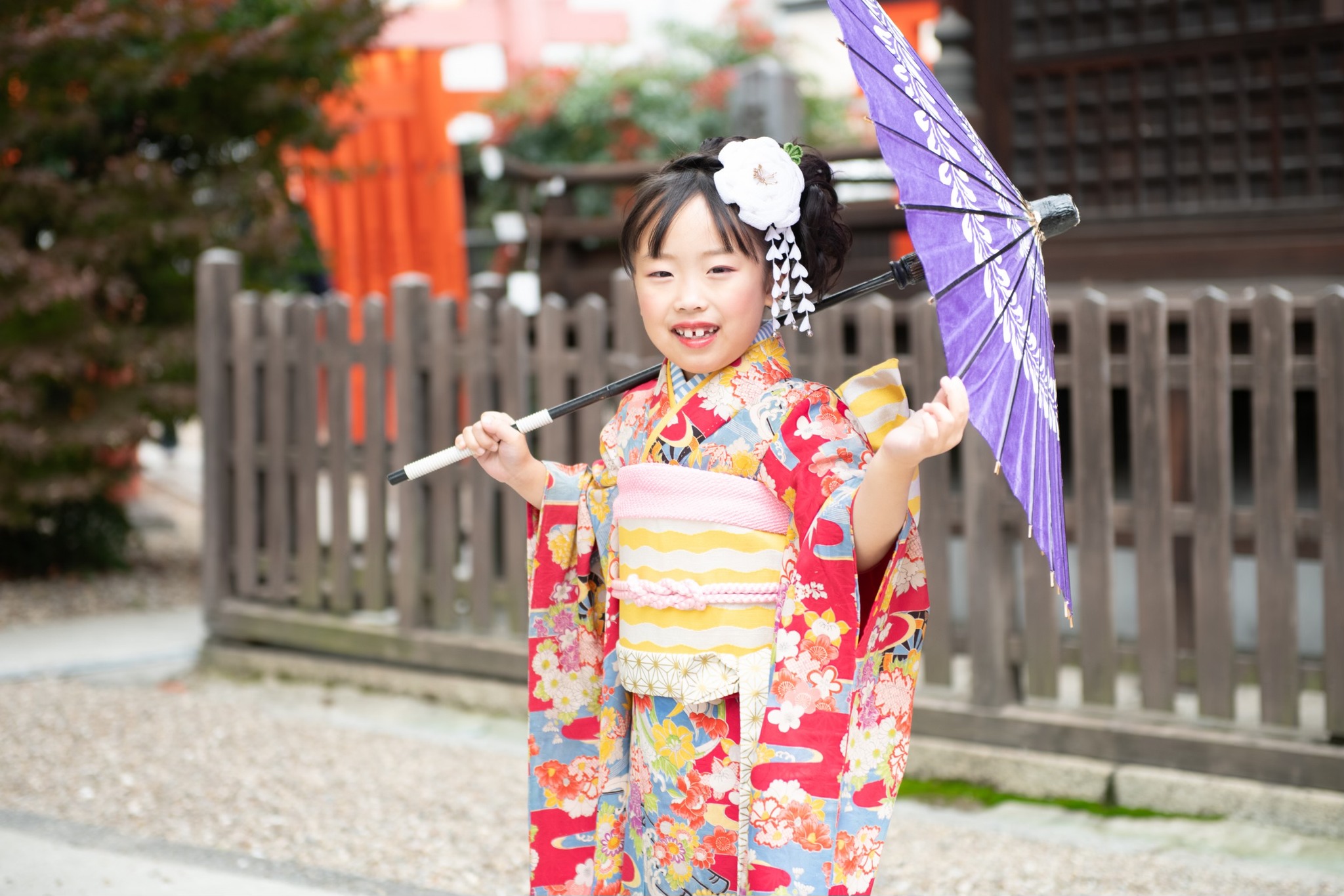 名古屋市中区大須三輪神社の七五三ロケーションフォト実例アンティーク着物の女の子が和傘を持っている写真