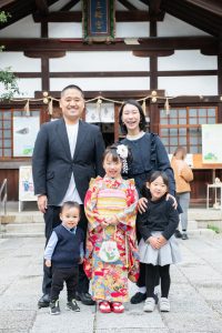 大須三輪神社の七五三家族写真