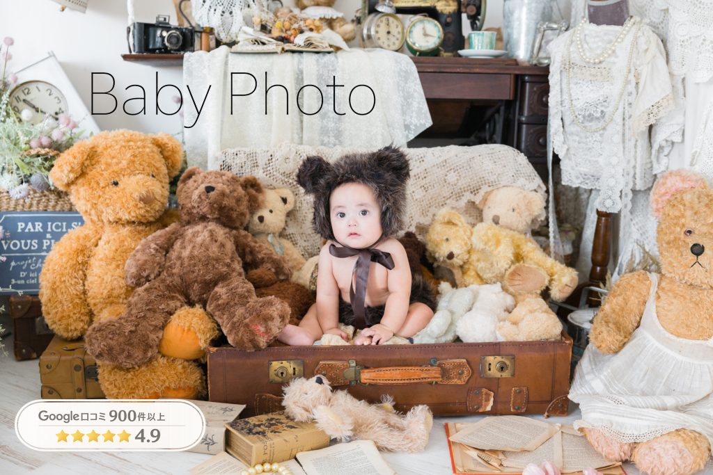 女性スタッフが赤ちゃんのペースに合わせて撮影する安心のベビーフォトスタジオ風景
