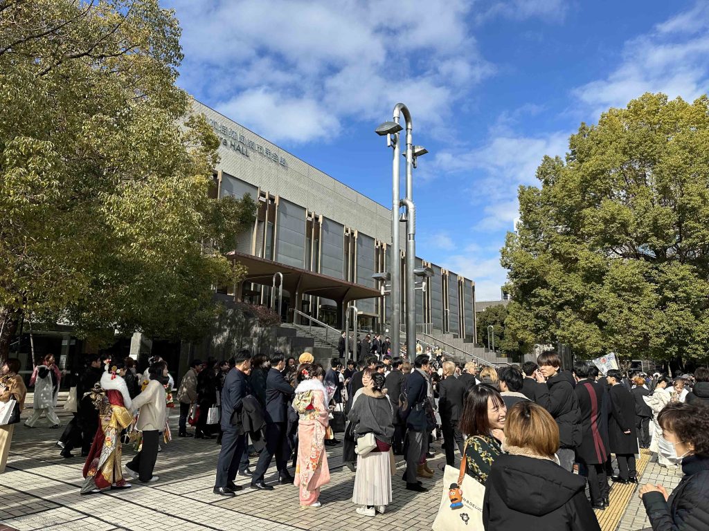 名古屋市熱田区の成人式会場　Niterra日本特殊陶業市民会館（旧名古屋市民会館）の成人式当日の様子