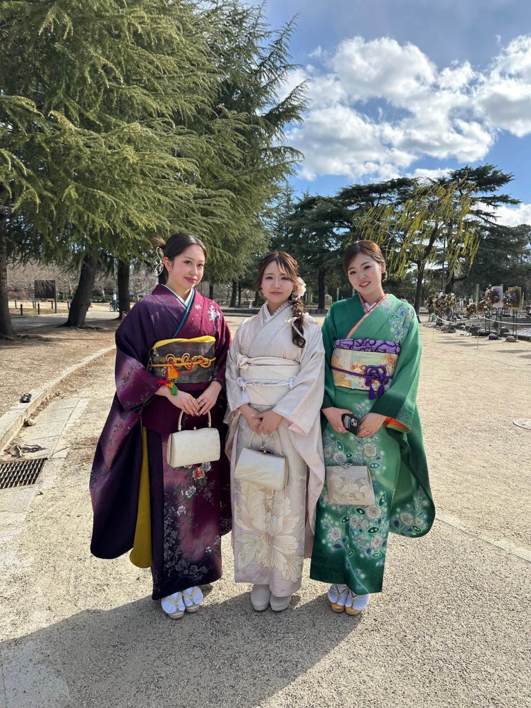 名古屋市昭和区の成人式式典後の振袖姿の来場者