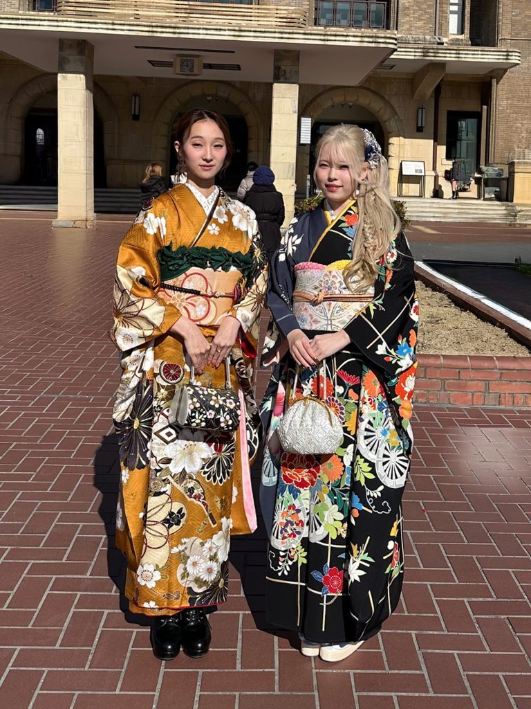 名古屋市の成人式会場での振袖姿