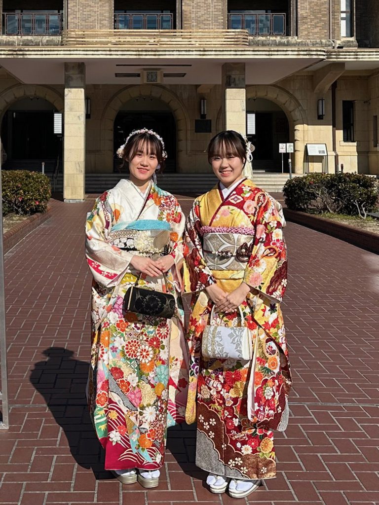 名古屋の成人式会場にて振袖姿の女の子二人