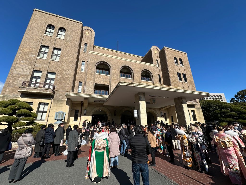 名古屋市昭和区 成人式 会場 名古屋市公会堂での式典後の様子　人混み