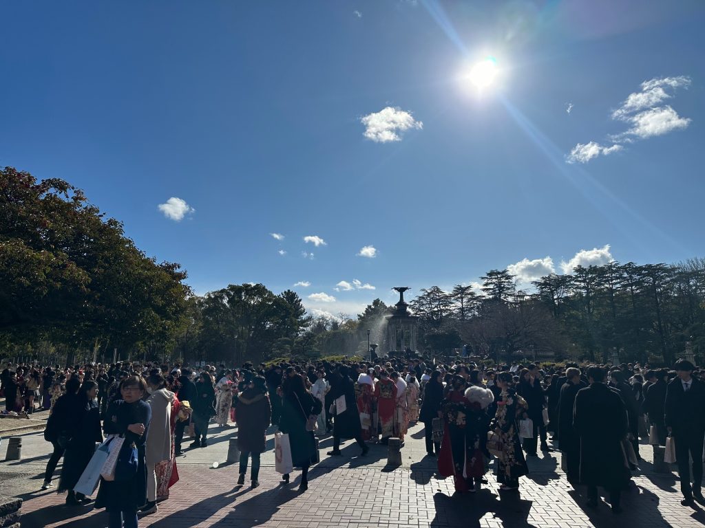 名古屋市の成人式、式典後、鶴舞公園内に集う新成人