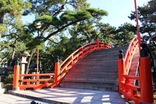 狛犬や鳥居】太鼓橋の由来を紹介！神社の撮影スポット豆知識